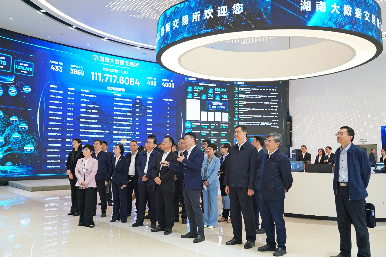 ��̬ح���Һ�ֳ�һ�и����ϴ����ݽ������ι�ָ�����ƻ������н��ĺ��ϴ����ݽ���������ϵͳ���ܹ�ע